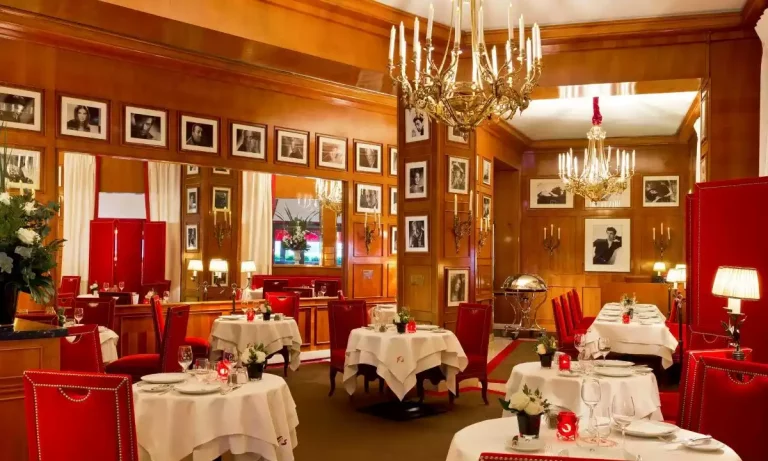 Интерьер ресторана "Le Fouquet's" в Париже