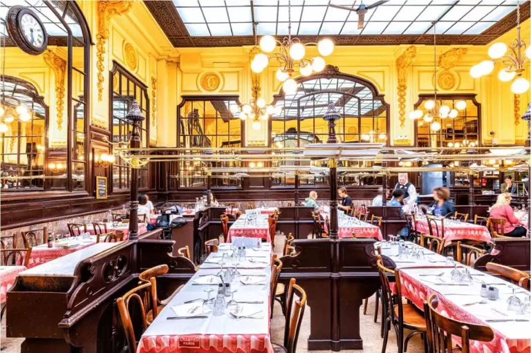 Интерьер ресторана "Bouillon Chartier" в 9-ом округе Парижа